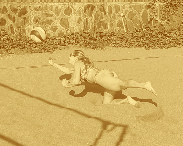 Athlète de beach-volley en plein effort